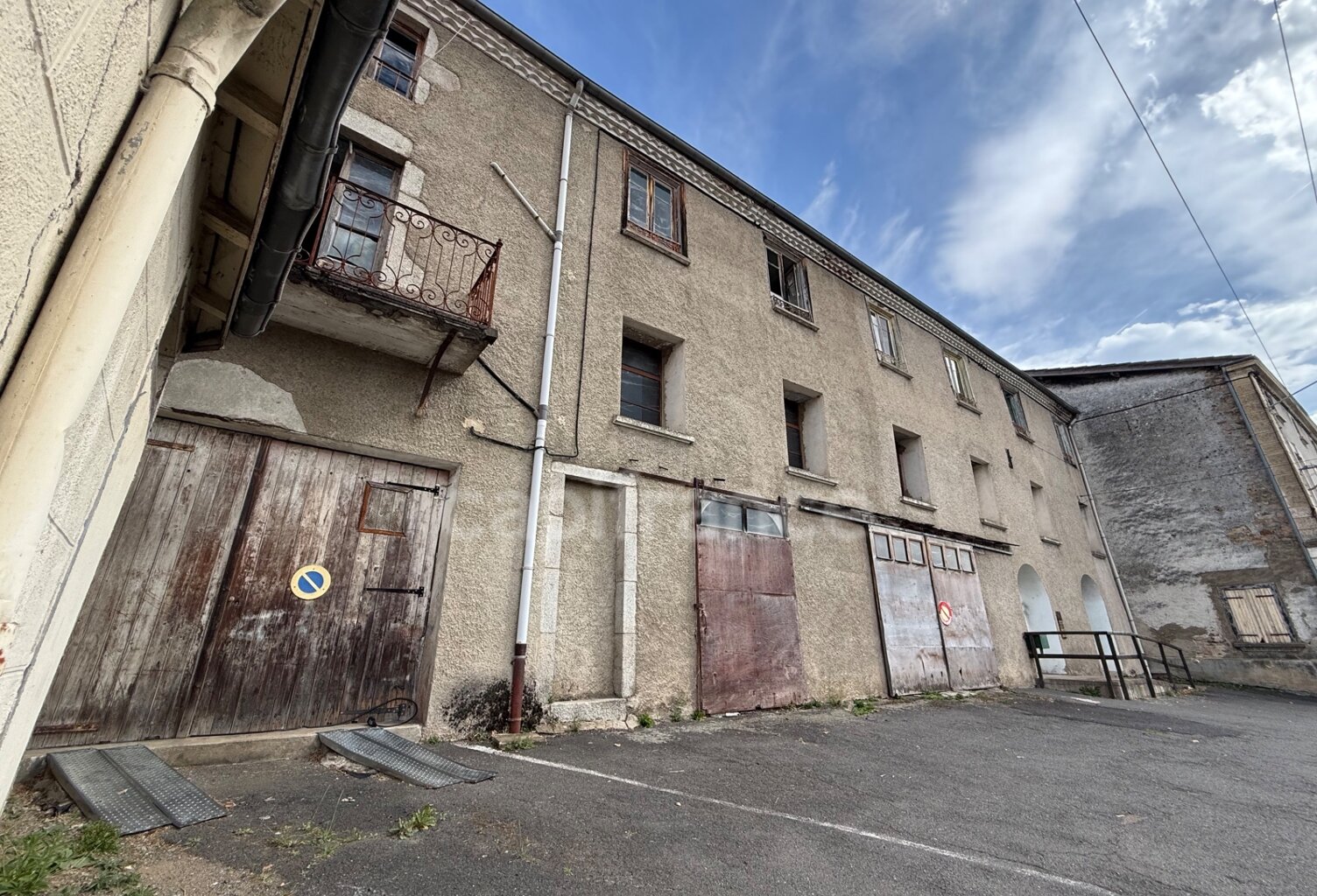 IMMEUBLE DE 420 M2, BUREAUX, 2 GARAGES DE 60 ET 80 M2, CRÉATION PLUSIEURS HABITATIONS, COUR, STATIONNEMENT — photo 1