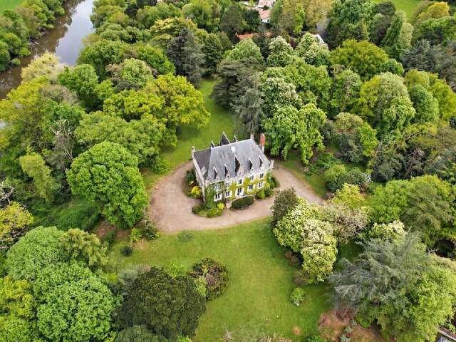Proche du chêne - Demeure d'exception du XIX siècle - 550 m² - 12 chambres - dortoir - au coeur d'un parc de plus de 2ha avec accès à la Sèvre — photo du bien