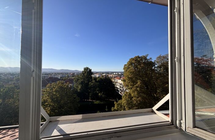 POINT DU JOUR - RUE DU FORT SAINT-IRENEE - DERNIER ETAGE VUE DEGAGEE — photo 2
