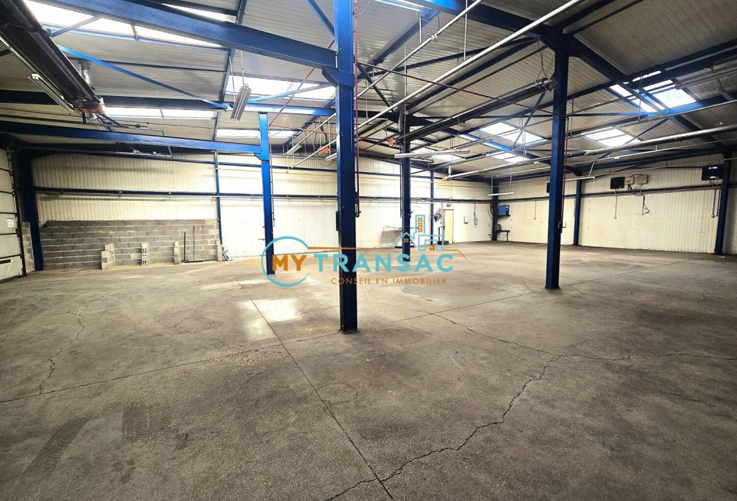 A VENDRE - RARE - MyTransac vous propose sur LIVRY GARGAN, un bâtiment indépendant de 550m² — photo 1