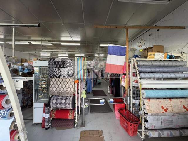 Local commercial de 565 m² à vendre — photo du bien