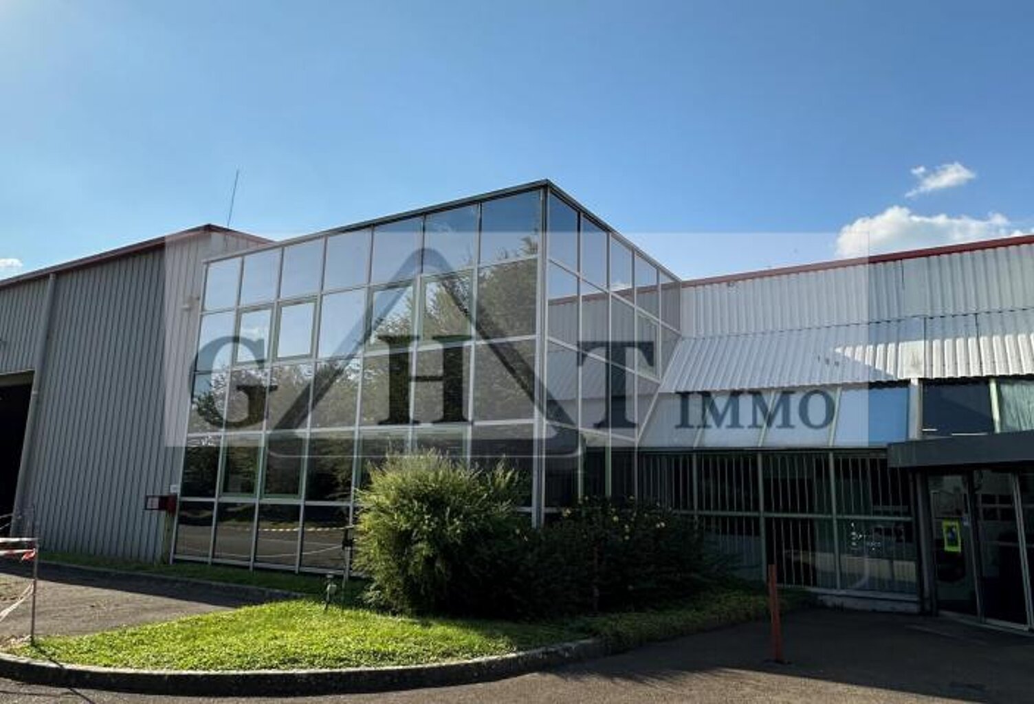 À vendre Entrepôt & bureaux 3100m²- TRAPPES — photo 1