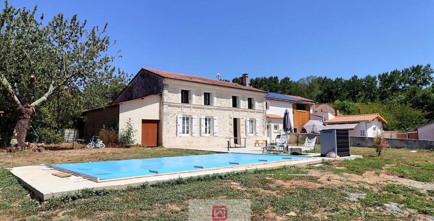 Ensemble de maisons de village à Bords — photo 1