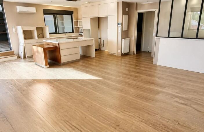 Appartement récent et climatisé de 5 pièces de 210 m² à Ruaudin — photo 2