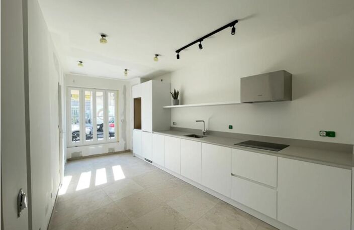 Maison de ville rénovée avec patio et garage — photo 4