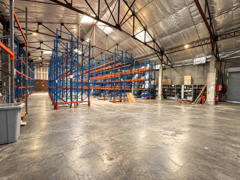 Local commercial 1 800 m² – Saint-André — photo 1