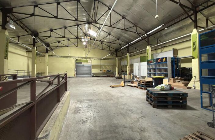 Local commercial 1 800 m² – Saint-André — photo 2