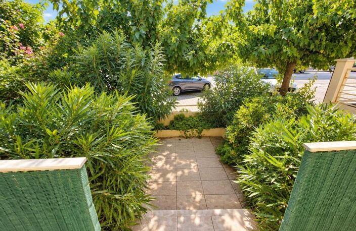 À Vendre Palavas-Les-Flots - Charmant Studio meublé de 27 m² en rez-de-chaussée surélevé avec extérieur arboré de 10 m2 et double garage de 33 m2 – À deux pas de la mer — photo 2
