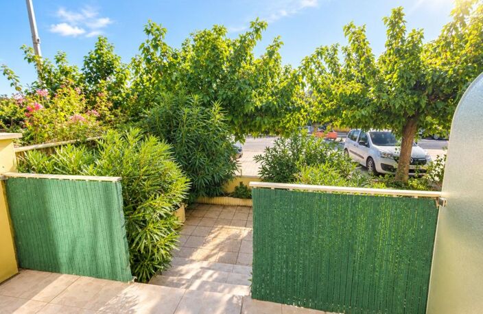 À Vendre Palavas-Les-Flots - Charmant Studio meublé de 27 m² en rez-de-chaussée surélevé avec extérieur arboré de 10 m2 et double garage de 33 m2 – À deux pas de la mer — photo 3