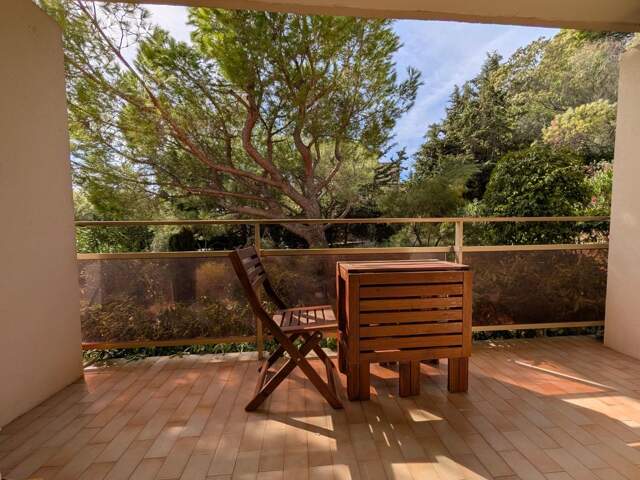 À LOUER À SIX-FOURS-LES-PLAGES : T2 MEUBLÉ CLIMATISÉ DE 30,10 M² AVEC TERRASSE — photo du bien