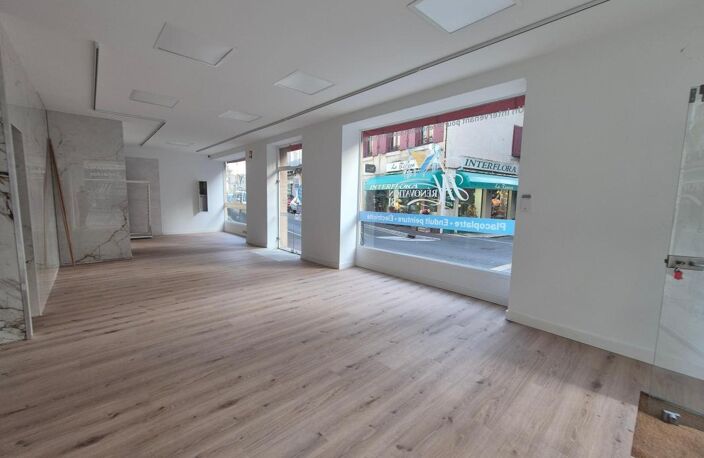 Bien Commercial À Vendre — photo 2