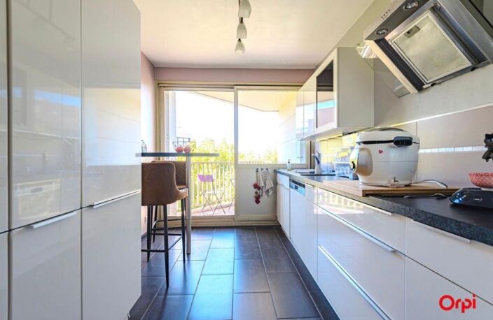 Appartement T3 À Vendre avec 2 Balcons et Stationnement Centre-Ville de Reims — photo 3