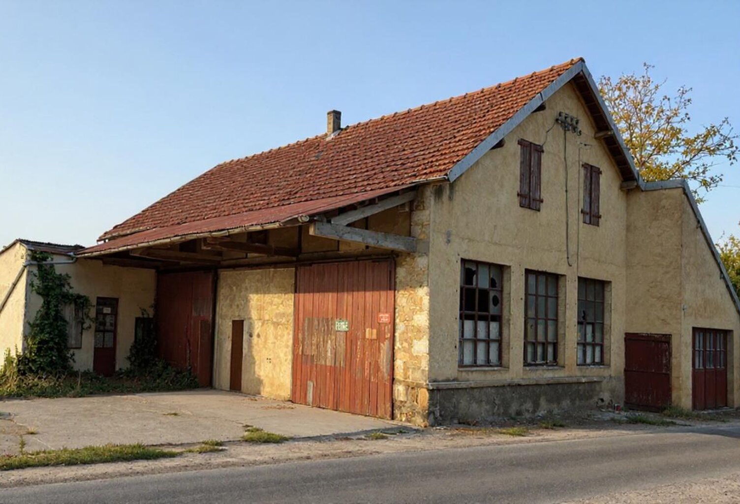 Masclat 46350-Centre-Bourg:  Hangar/atelier- 4 pièce(s) 290 m2 sur deux étages — photo 1