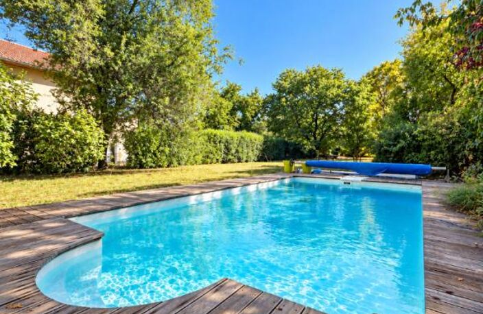 Maison de maître avec piscine et terrain arboré de 1 600 m² — photo 2
