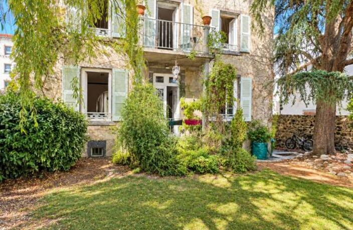 Maison de maître avec piscine et terrain arboré de 1 600 m² — photo 3