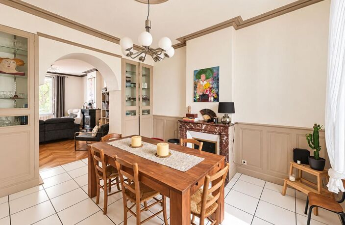 Maison de maître avec piscine et terrain arboré de 1 600 m² — photo 4