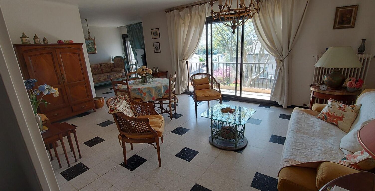 30. GARD. NIMES. Appartement traversant climatisé de 106 m² avec terrasse dans résidence sécurisée — photo 1