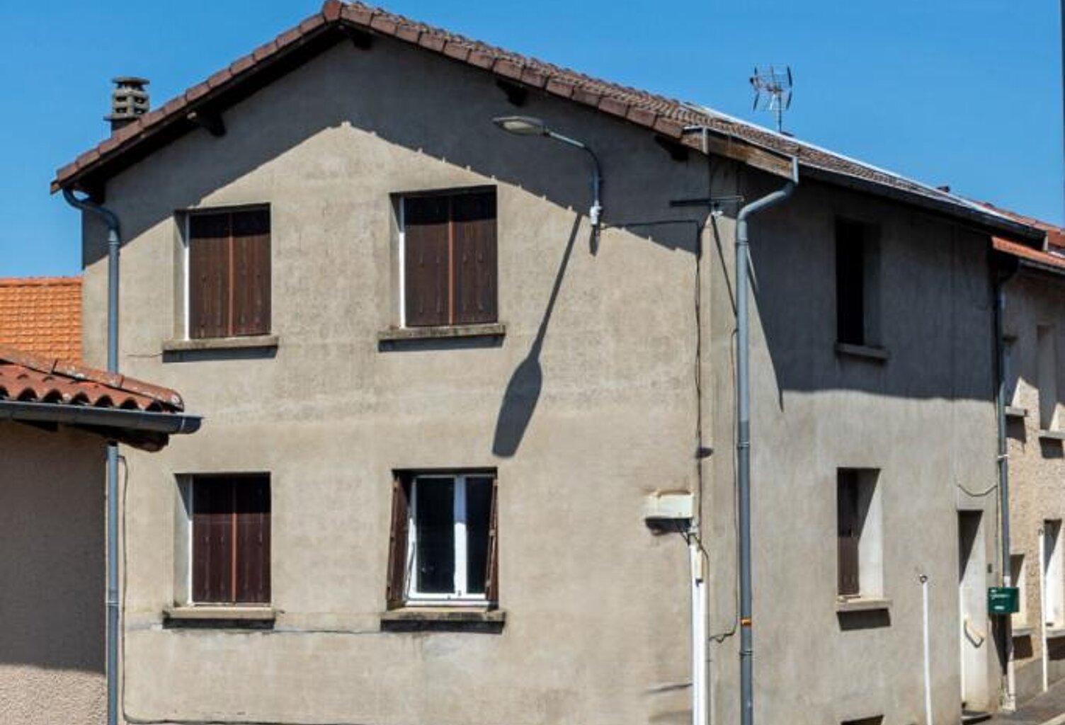 Maison de village fonctionnelle avec deux grands garages — photo 1