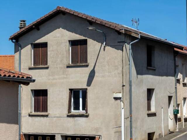 Maison de village fonctionnelle avec deux grands garages — photo du bien