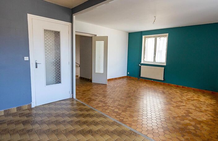 Maison de village fonctionnelle avec deux grands garages — photo 5