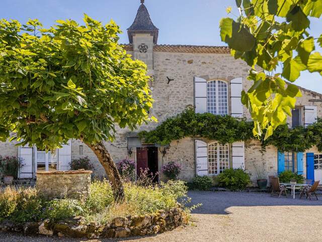 Château authentique du XIIIe siècle avec trois gîtes, piscine et 2 ha — photo du bien