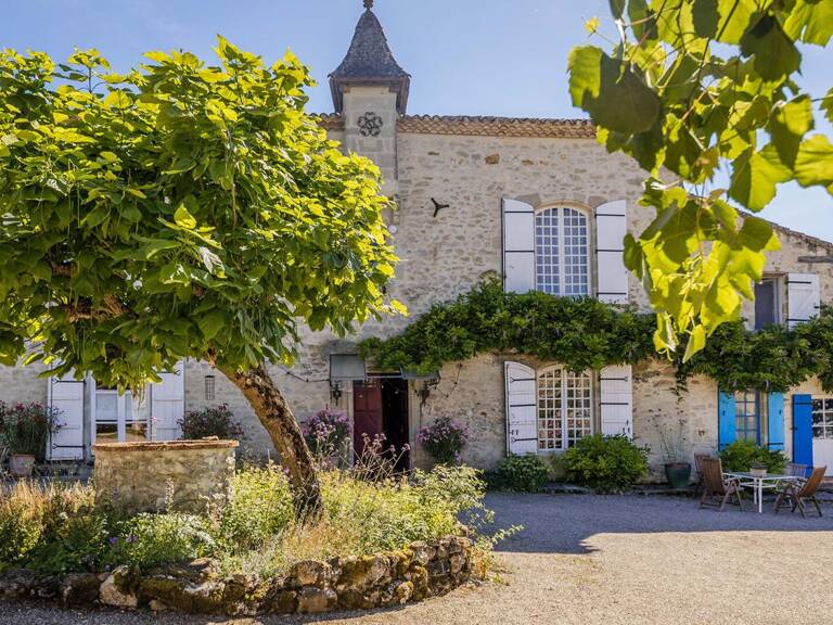 Château authentique du XIIIe siècle avec trois gîtes, piscine et 2 ha — photo 1