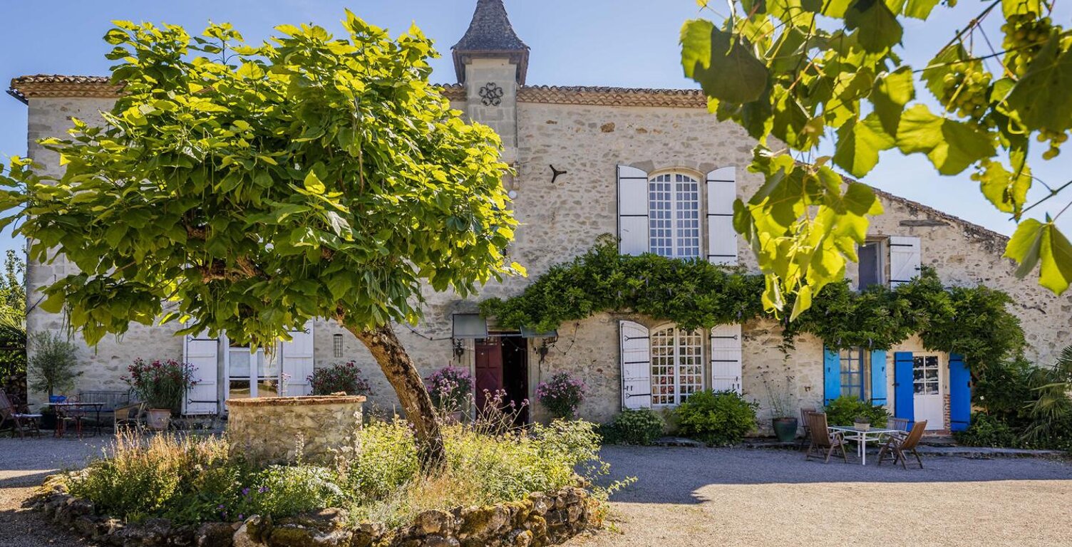 Château authentique du XIIIe siècle avec trois gîtes, piscine et 2 ha — photo 1