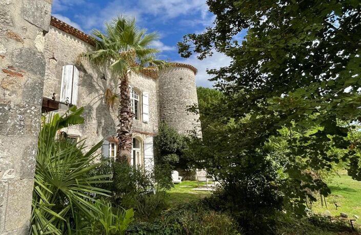 Château authentique du XIIIe siècle avec trois gîtes, piscine et 2 ha — photo 2