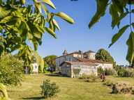 Château authentique du XIIIe siècle avec trois gîtes, piscine et 2 ha — photo 3