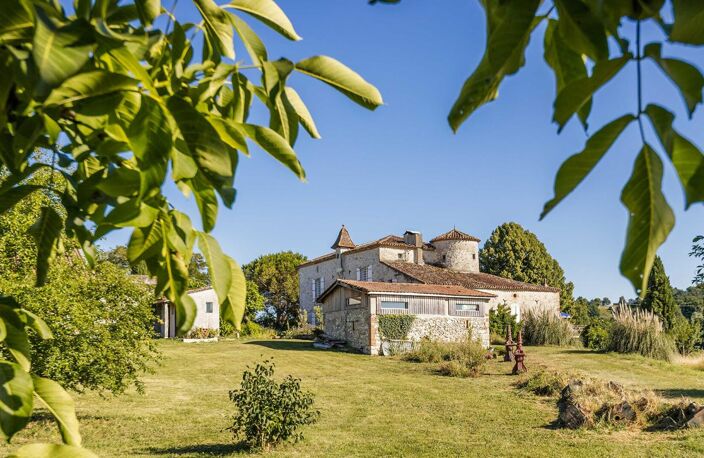 Château authentique du XIIIe siècle avec trois gîtes, piscine et 2 ha — photo 3
