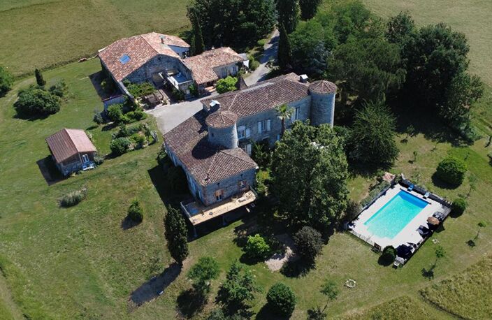 Château authentique du XIIIe siècle avec trois gîtes, piscine et 2 ha — photo 4
