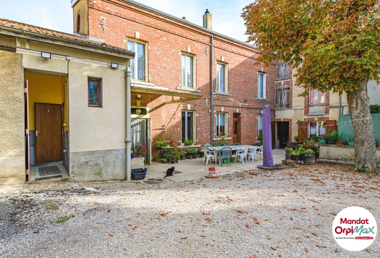 Ensemble immobilier À Vendre — photo 1