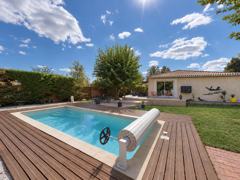 Maison de plain-pied   3 chambres, piscine et grand garage — photo 1