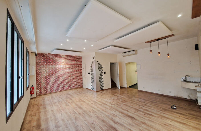 Immeuble à ORLIÉNAS — photo 3