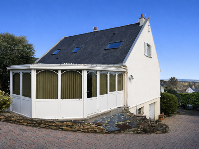 Maison traditionnelle dans quartier tranquille — photo du bien