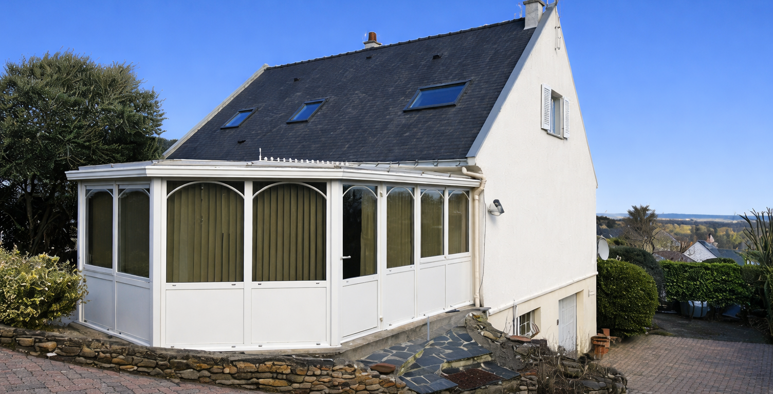Maison traditionnelle dans quartier tranquille — photo 1