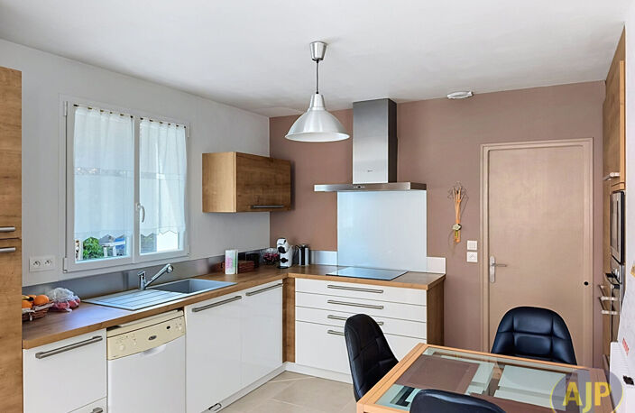 Maison Montaigu Vendee 6 pièce(s) 134 m2 — photo 4