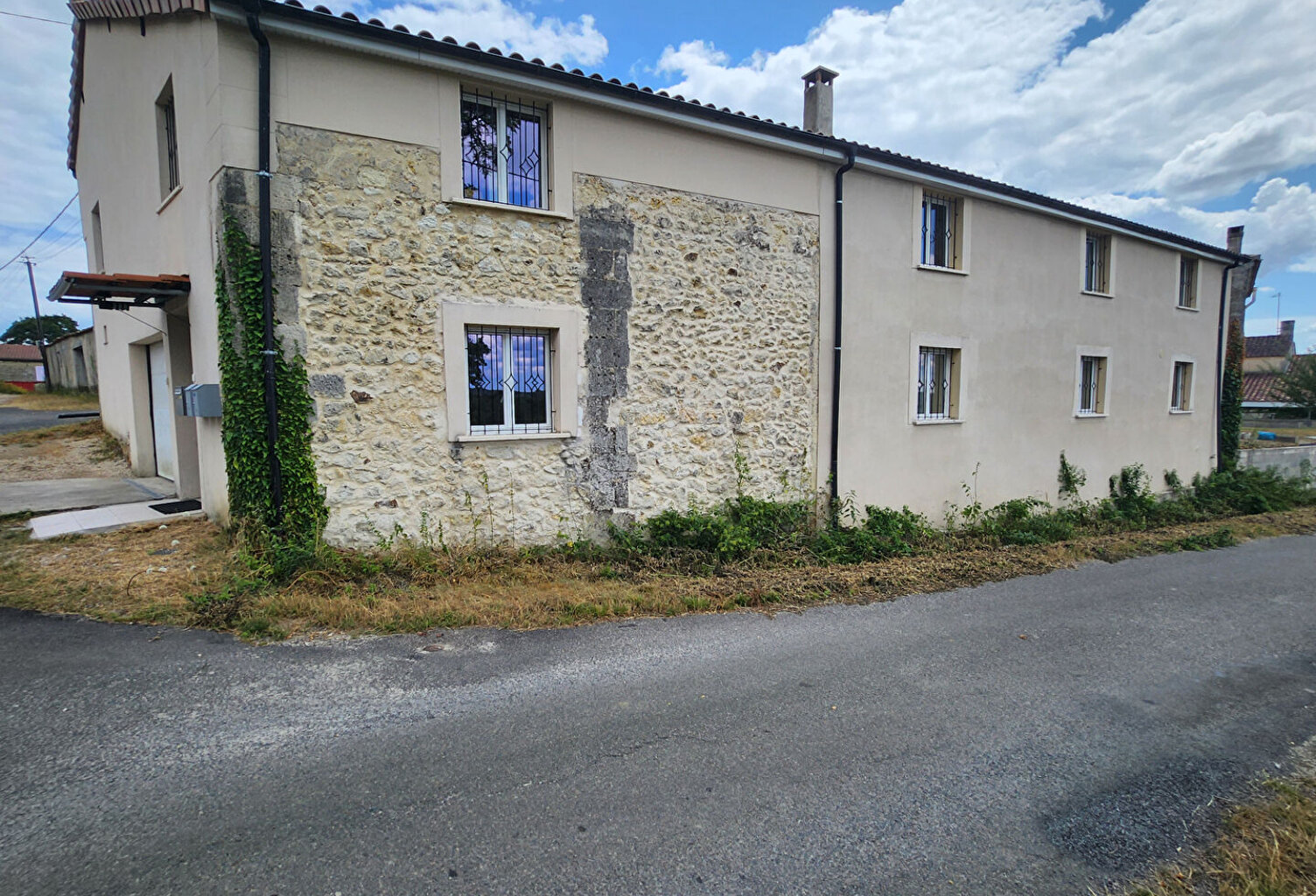 IMMEUBLE DE RAPPORT - 3 LOGEMENTS - PROCHE PUGNAC — photo 1