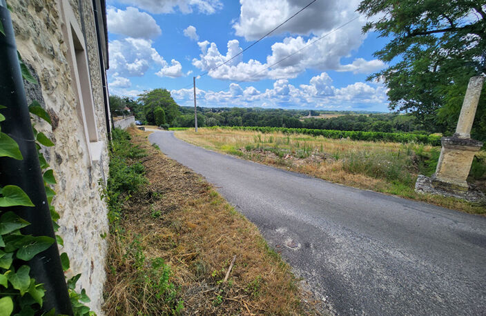 IMMEUBLE DE RAPPORT - 3 LOGEMENTS - PROCHE PUGNAC — photo 2