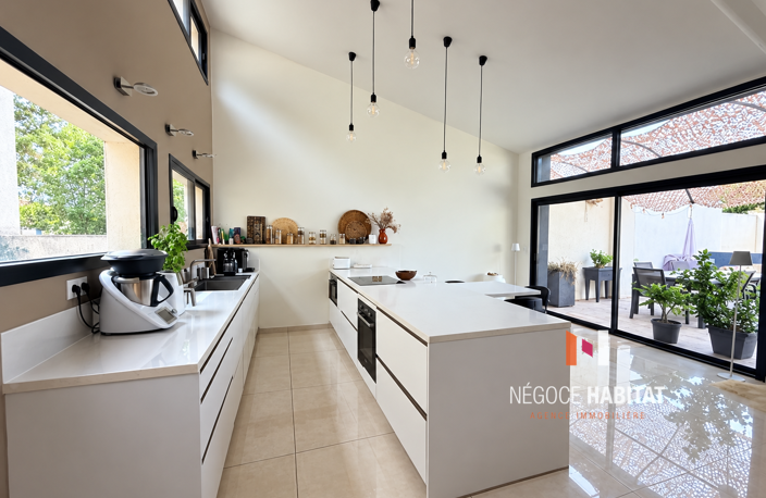 MAISON DE VILLAGE RENOVEE AVEC TERRASSE ET PISCINE — photo 3