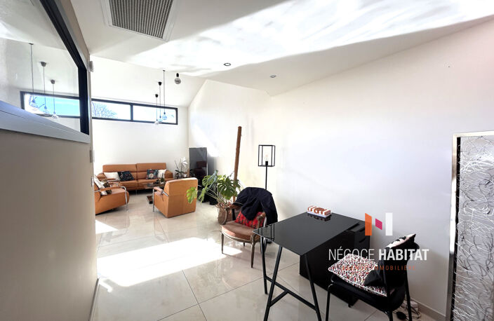 MAISON DE VILLAGE RENOVEE AVEC TERRASSE ET PISCINE — photo 5