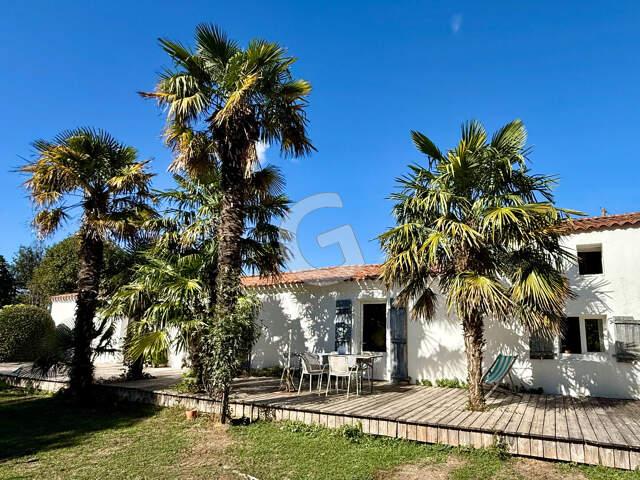 MAISON DE CARACTÈRE RÉNOVÉE + 2 GÎTES - À VENDRE À LONGEVILLE SUR MER — photo du bien