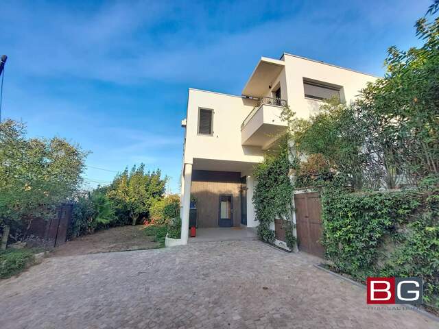 Vallauris 'proche centre' Villa de style contemporain — photo du bien