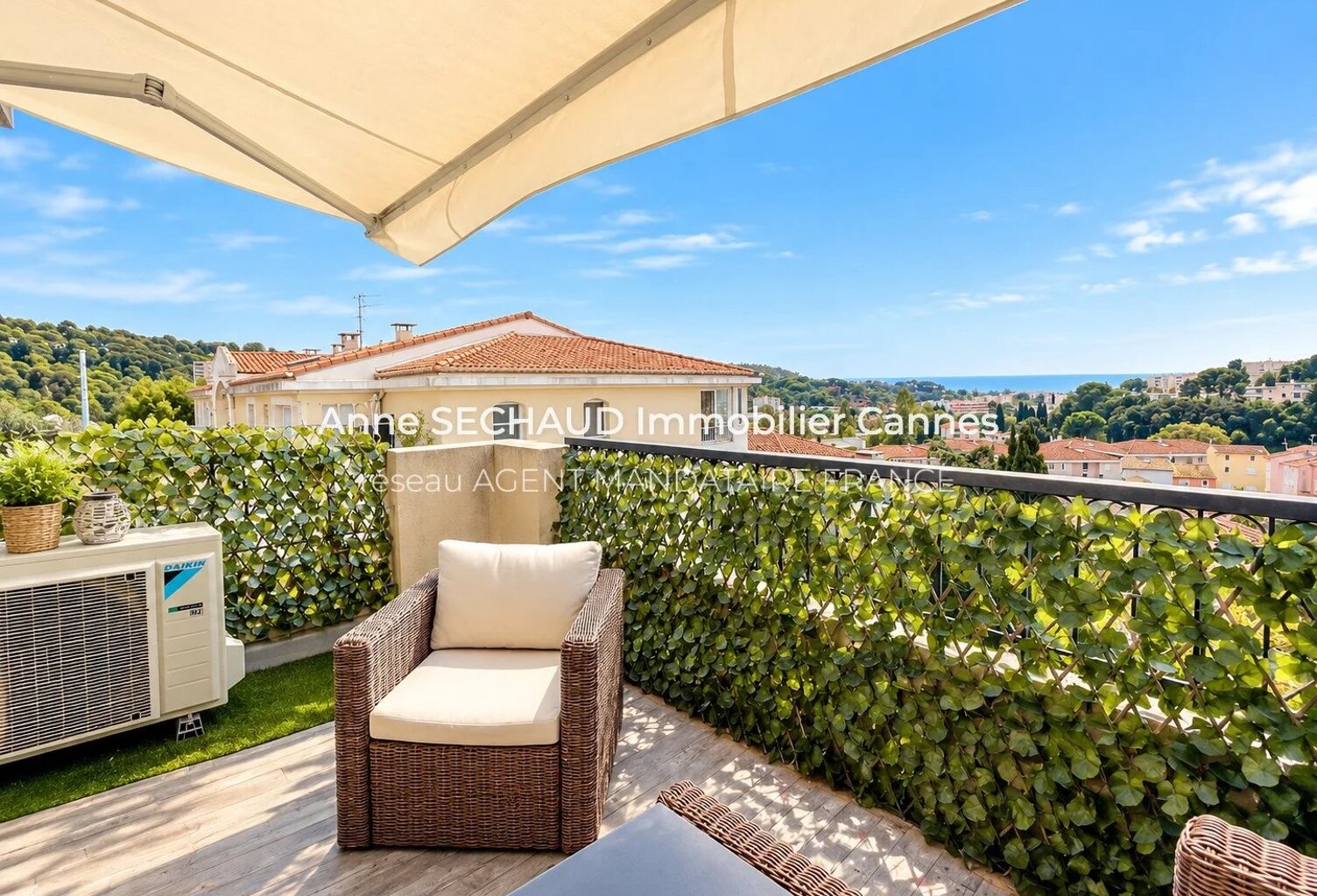 EXCLUSIVITÉ – CANNES LA BOCCA SPACIEUX DEUX PIÈCES DERNIER ÉTAGE AVEC GARAGE — photo 1