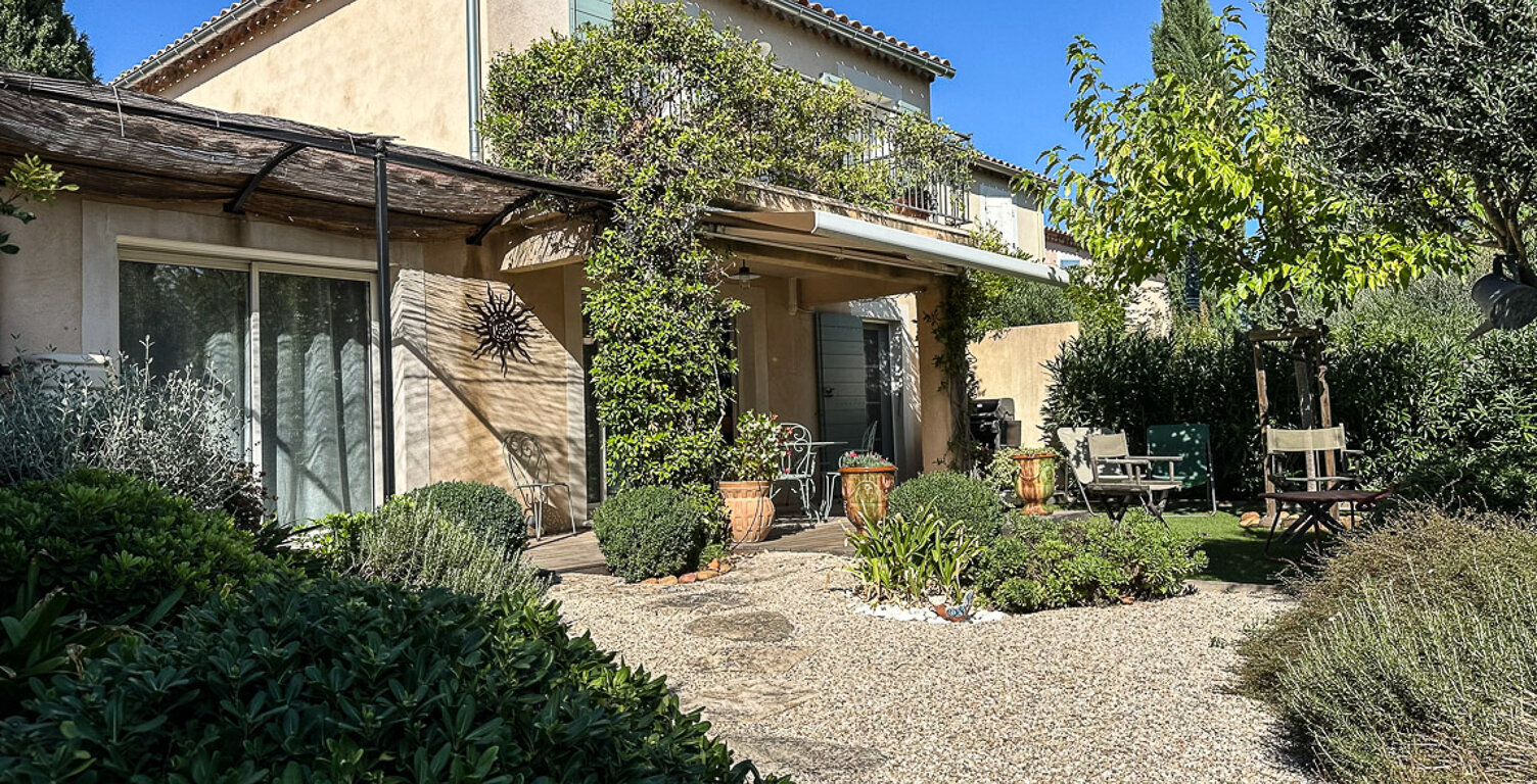 Maison avec terrasse, garage et piscine collective — photo 1