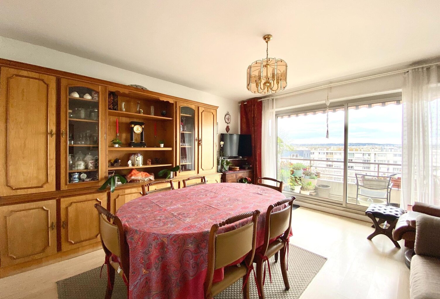 Appartement 3 pièces avec un balcon, une place de parking et une cave — photo 1