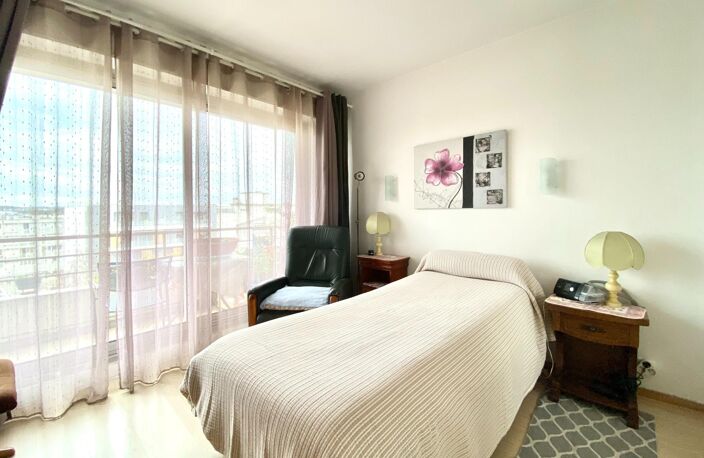 Appartement 3 pièces avec un balcon, une place de parking et une cave — photo 2