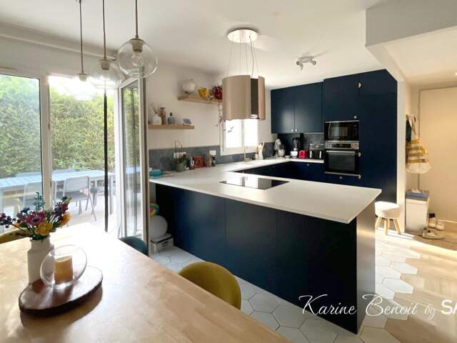 Maison contemporaine de 1990 idéale pour une grande famille en résidence sécurisée. — photo du bien