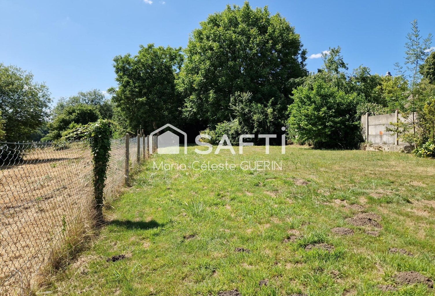Terrain viabilisé, plat et vue dégagée au cœur du village ! — photo 1