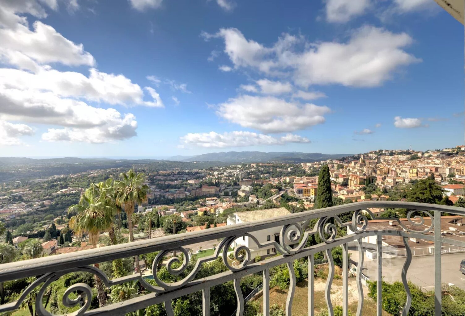 Vue panoramique sur la Côte d’Azur pour cet appartement de caractère — photo 1
